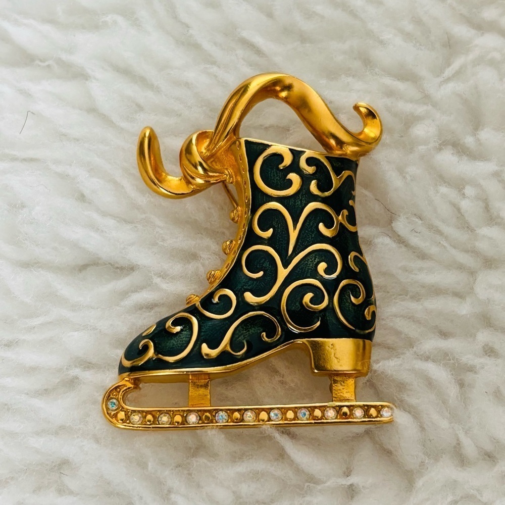 Trifari 1997 Gold and Green Enamel Ice Skate Brooch Pendant - Picture 3 of 11